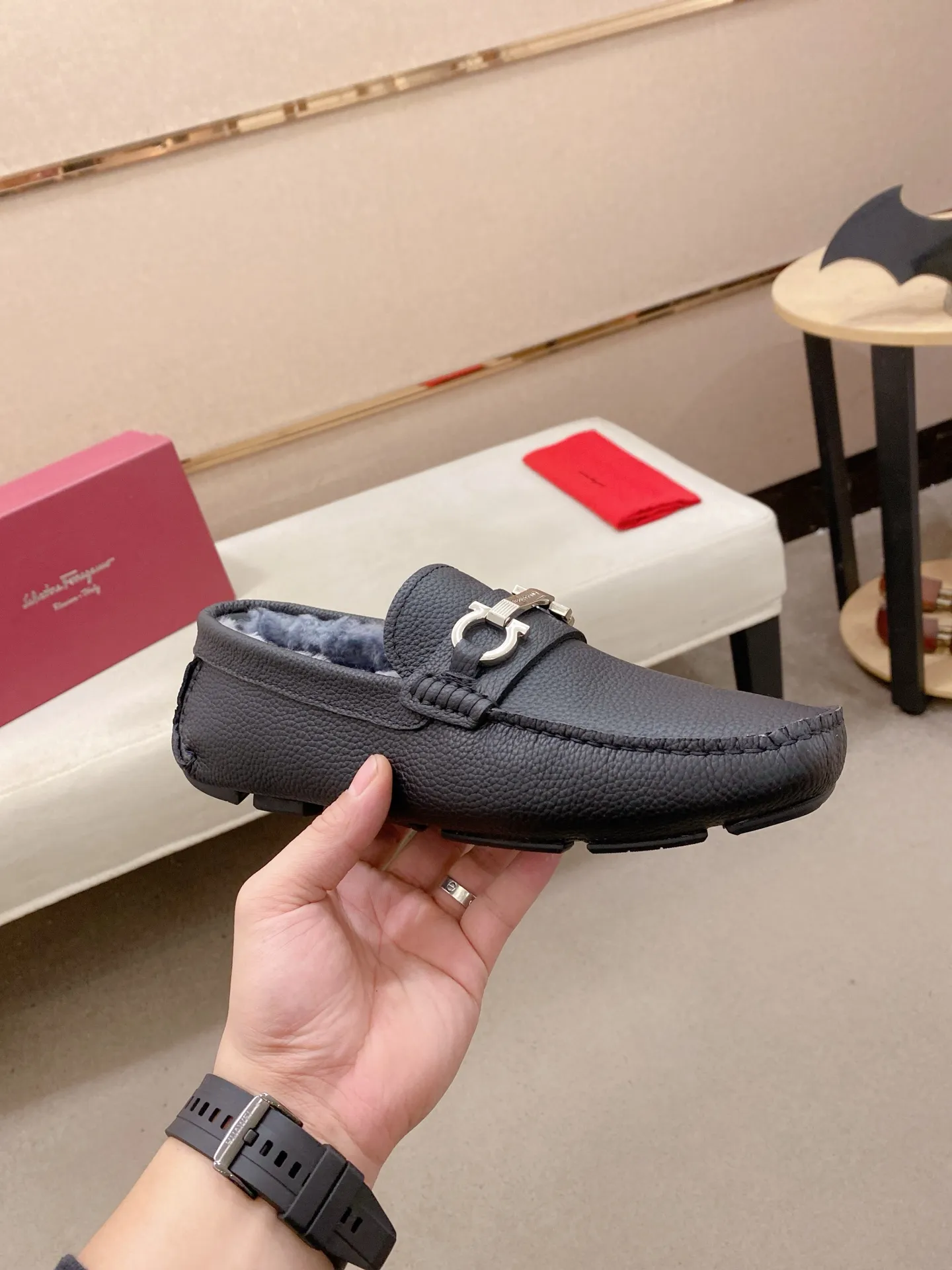 Factory price: 540💰High-end quality! Ferragamo🆕🆕Exclusive hot-selling products in stock🔥🔥New products on the shelves, high-quality Ferragamo men's pea shoes, high-end casual driving shoes, with complete packaging! 💪 💪 Material: imported first-layer cowhide 🐂 + imported high-quality wool lining + wear-resistant outsole 👍🏻👍🏻 Features: high-end and comfortable, purely handmade 🚀 🚀 Create the perfect shoes that suit you best 🔥 🔥 Size: (38-44) 45 standard size can be customized!